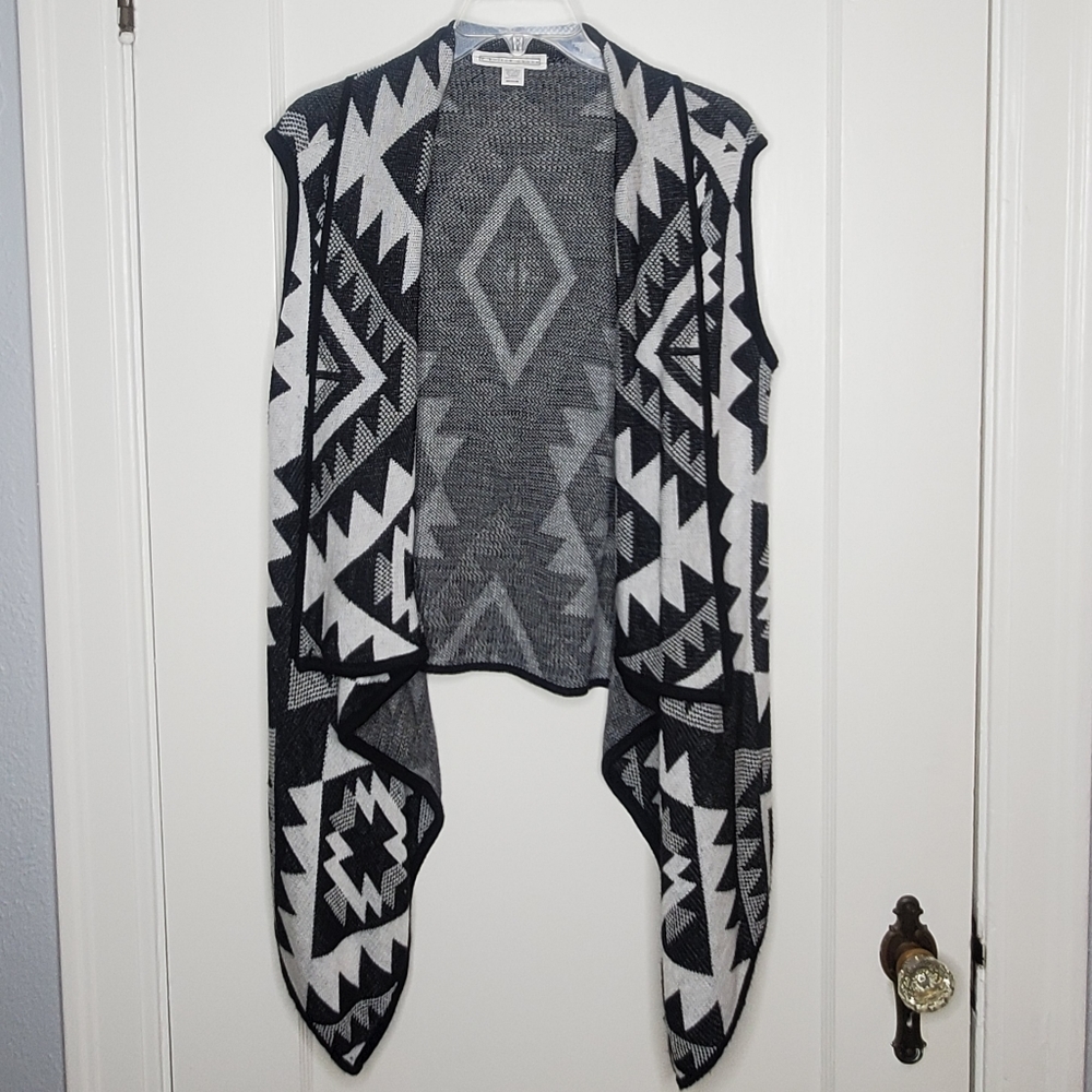 ✨️5 for $25✨️ Black and White Boho Sweater Vest